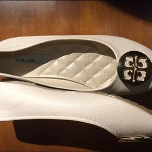 BEIGE FLAT SHOES NEW, SIZE 9 (but fits like a 8.5)